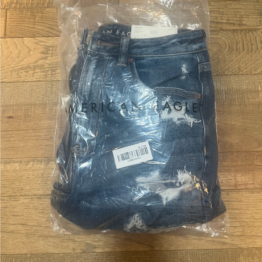 BRAND NEW American Eagle Mom Jeans